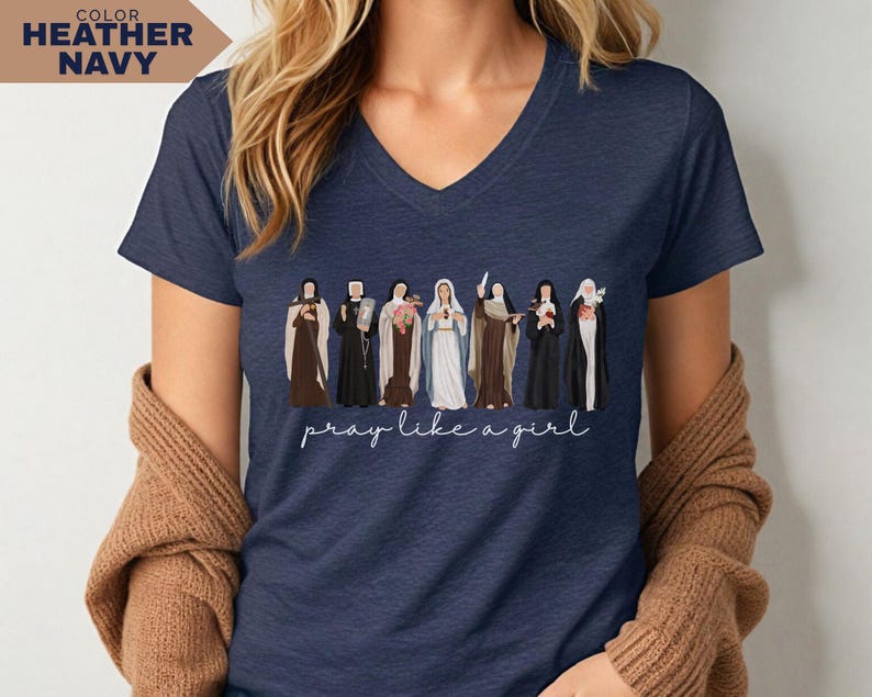 Catholic Saint Pray Like a Girl T-Shirt: Women's V-Neck Christian Tee afbeelding 1