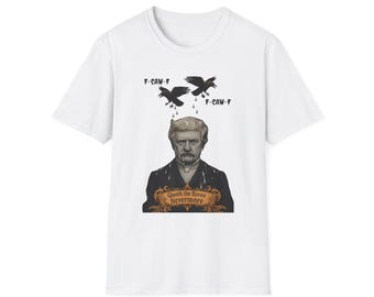 Può includere: T-shirt bianca con grafica di un uomo e due corvi. Il testo "Quoth the Raven Nevermore" è sotto l'uomo. I corvi hanno il testo "F-CAW-F" sopra di loro.