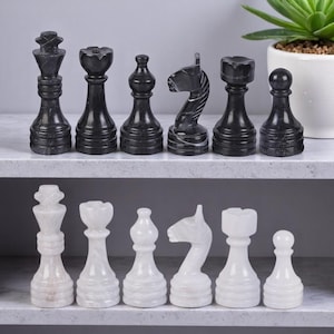 Handgefertigte Marmor Schachfiguren: Set schwarz weiß