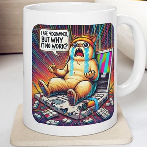Pode incluir: Caneca de cerâmica branca com uma ilustração colorida de um gato chorando sentado em um laptop com o texto "I are programmer, but why it no work?"