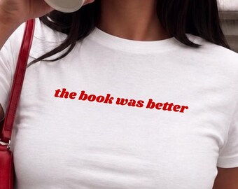 Das Buch war besser Baby T-Shirt, lustiges sarkastisches Frauen-Shirt, süßes Y2K ästhetisches Crop Top, Bücherwurm Geschenk, Booktok Grafik T-Shirt, Bibliothekar Shirt