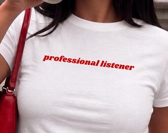 Professionelles Zuhörer Baby T-Shirt, lustiges sarkastisches Frauen Shirt, süßes Y2K ästhetisches Crop Top, introvertiertes Girlie Shirt, Virales Grafik T-Shirt