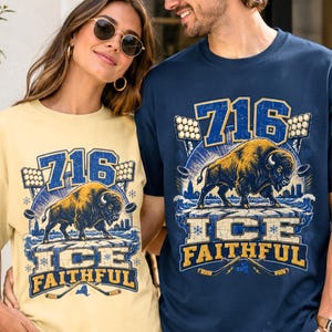 Op de afbeelding: Twee mensen dragen bijpassende t-shirts. De shirts zijn geel en marineblauw, elk met een afbeelding met het nummer "716", een buffel en de woorden "ICE FAITHFUL". Het ontwerp bevat hockeysticks en sneeuwvlokken.