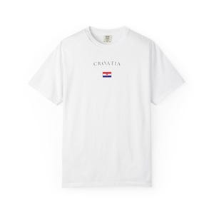 Peut inclure: T-shirt blanc avec le mot "CROATIA" imprim&eacute; au-dessus d'un petit drapeau croate. Le t-shirt est &agrave; manches courtes et a un col rond. Le mot "WHITE" est imprim&eacute; en gris en bas de l'image.