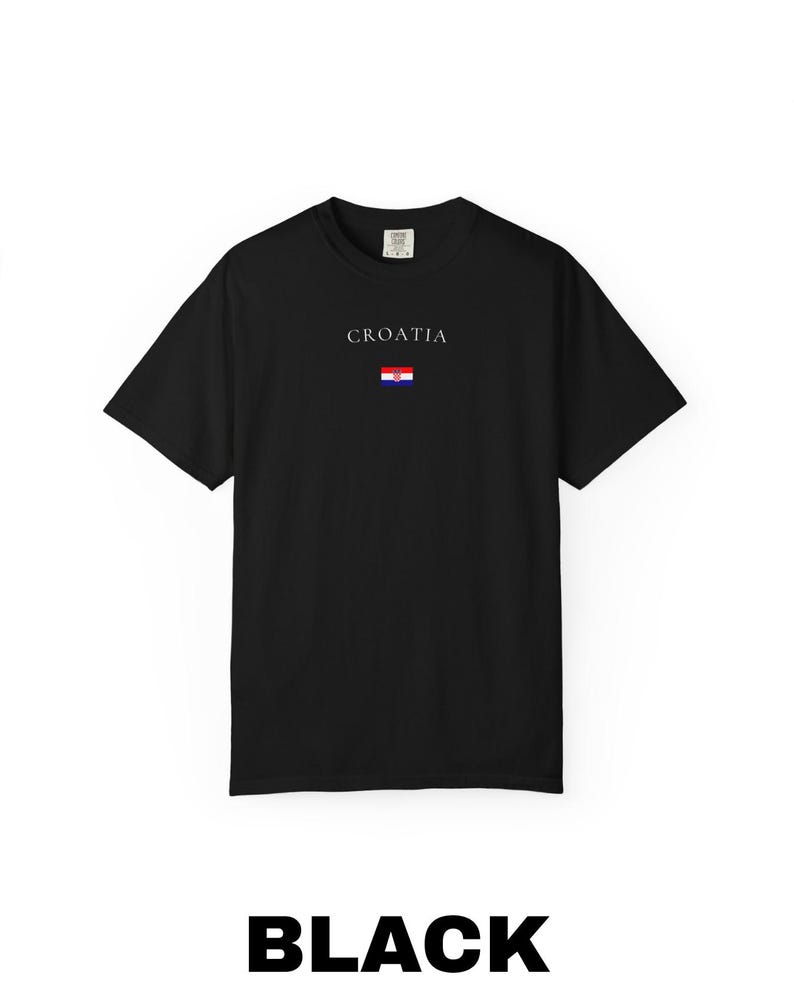 Peut inclure: T-shirt noir avec le mot "CROATIA" imprim&eacute; en blanc au-dessus d'un petit drapeau croate. Le mot "BLACK" est imprim&eacute; en grandes lettres grasses en bas du t-shirt.