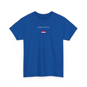 Peut inclure: T-shirt bleu roi avec le mot "CROATIE" imprim&eacute; en blanc au-dessus d'un petit drapeau croate. Le mot "ROYALE" est imprim&eacute; en bleu en bas du t-shirt. Le t-shirt est de couleur unie.