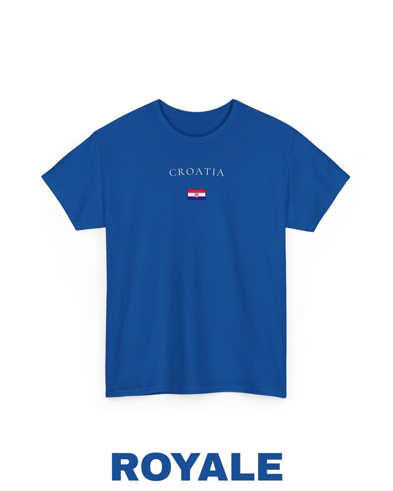 Peut inclure: T-shirt bleu roi avec le mot "CROATIE" imprim&eacute; en blanc au-dessus d'un petit drapeau croate. Le mot "ROYALE" est imprim&eacute; en bleu en bas du t-shirt. Le t-shirt est de couleur unie.