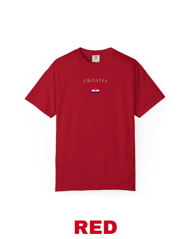 Peut inclure: Un t-shirt rouge avec le mot "CROATIA" imprim&eacute; en blanc au-dessus d'un petit drapeau croate. Le mot "RED" est imprim&eacute; en grandes lettres rouges en bas du t-shirt.