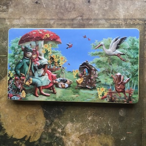 Boîte de bonbons vintage en métal conte de fées avec de jolis champignons des bois et des lapins Anthro Nature enfant