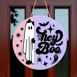 Hey Boo Sign – Retro Halloween Ghost Decor with Bow, Girl Ghost Door Hanger, Fall Autumn Porch Sign, Cute Spooky Wall Art
