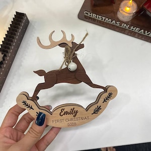Adorno navideño personalizable de reno mecedor: decoración navideña personalizada, regalo único para familiares y amigos.