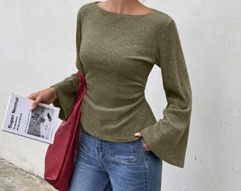 Gebreide damestop met uitlopende mouwen: losse pasvorm, wijde halslijn, herfst-/winterstijl