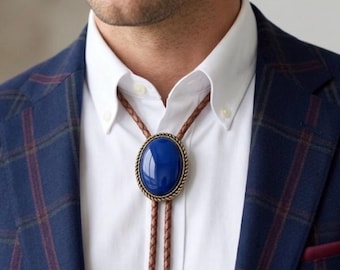 Bolo in resina cobalto – Cravatta western effetto lapislazzuli, cordino in cuoio intrecciato, punte in ottone