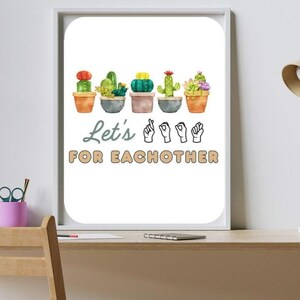 Puede incluir: Una lámina enmarcada con cinco cactus en maceta estilo acuarela de diversas formas y colores. Debajo de las plantas, el texto dice Let's seguido de cuatro signos manuales que representan las letras L, O, V, E, y la palabra FOR EACHOTHER en color canela.