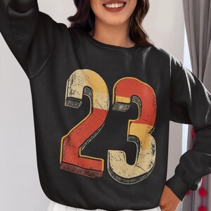 Sudadera vintage 23 con diseño de número desgastado llamativo y homenaje a Christian McCaffrey, número de jugador de los 49ers