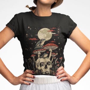 Der Mond Tarot TShirt, Witchy Frosch Orakel Karte Shirt, Trendige Goblincore Kleidung, Pilz Cottagecore Tarot Liebhaber Geschenk, Frosch auf dem Schädel