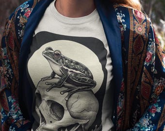 The Moon Tarot TShirt, Witchy Frog Oracle Card Shirt, Trendy Goblincore Clothing, Mushroom Cottagecore Tarot Lover Gift, Frog on Skull