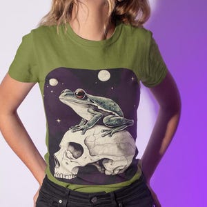 Der Mond Tarot TShirt, Witchy Frosch Orakel Karte Shirt, Trendige Goblincore Kleidung, Pilz Cottagecore Tarot Liebhaber Geschenk, Frosch auf dem Schädel