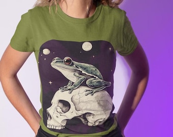 The Moon Tarot TShirt, Witchy Frog Oracle Card Shirt, Trendy Goblincore Clothing, Mushroom Cottagecore Tarot Lover Gift, Frog on Skull