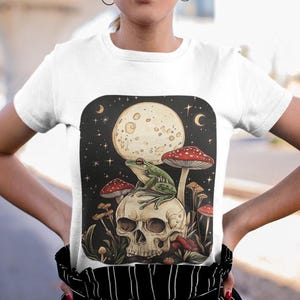 Der Mond Tarot TShirt, Witchy Frosch Orakel Karte Shirt, Trendige Goblincore Kleidung, Pilz Cottagecore Tarot Liebhaber Geschenk, Frosch auf dem Schädel