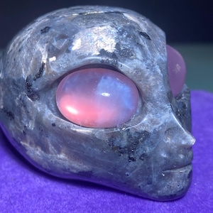 手彫りの水晶エイリアンスカル：天然のフラッシュポイントストーン装飾