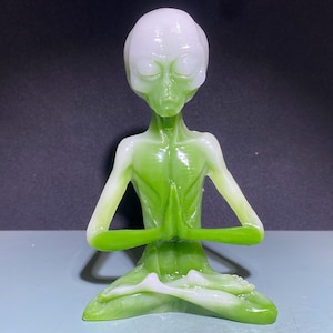 5.9&#39;&#39; Green Luminous stone,quartz crystal,Alien skull,Home Decoration,hand carved,crystal Alien,Crystal Gifts 1pc