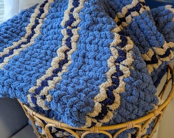 available - Hand-Knit Chunky Blanket – Twin Size Cozy Throw, Home Decor