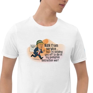 Puede incluir: Camiseta blanca con una ilustración de dibujos animados de un hombre corriendo con un documento. El texto de la camiseta dice: "IRAN from service... but I'm sending you off to die in my pedophile distraction war!"