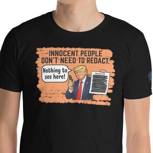 Może przedstawiać: Czarna koszulka z kreskówkową ilustracją mężczyzny w garniturze trzymającego dokument. Tekst na koszulce brzmi: "INNOCENT PEOPLE DON'T NEED TO REDACT." i "Nothing to see here!"