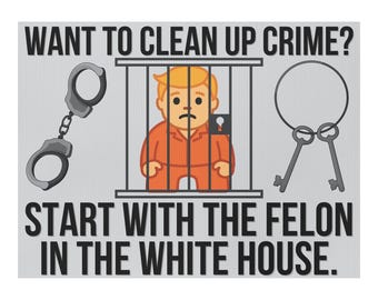 以下が含まれることがあります： 「WANT TO CLEAN UP CRIME? START WITH THE FELON IN THE WHITE HOUSE.」というテキストのグラフィック。手錠、鍵、オレンジ色のジャンプスーツを着た漫画のキャラクターが檻の後ろに描かれています。