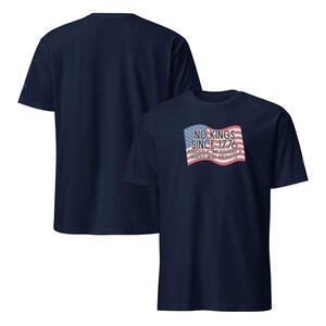 Puede incluir: Camisetas azul marino con un dise&ntilde;o de la bandera estadounidense y el texto "NO KINGS SINCE 1776". El dise&ntilde;o de la bandera incluye rayas rojas y blancas y un campo azul con estrellas blancas. Tambi&eacute;n incluye el texto "SERIOUSLY WE FOUGHT A WHOLE WAR ABOUT IT".