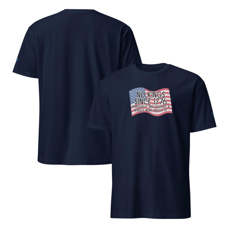 Puede incluir: Camisetas azul marino con un dise&ntilde;o de la bandera estadounidense y el texto "NO KINGS SINCE 1776". El dise&ntilde;o de la bandera incluye rayas rojas y blancas y un campo azul con estrellas blancas. Tambi&eacute;n incluye el texto "SERIOUSLY WE FOUGHT A WHOLE WAR ABOUT IT".