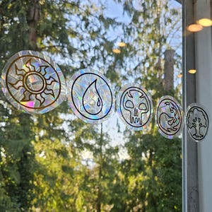 MTG Mana Emblem Suncatcher Set – Set med 5 fönsterhängen