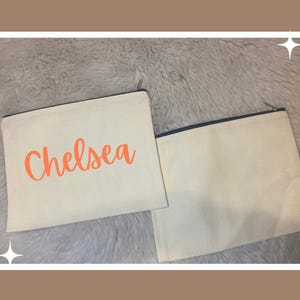 Gepersonaliseerde make-uptas voor bruidsmeisjes - aangepast naamontwerp (Groovy Peach & Coral)