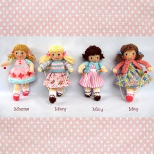 Peut inclure: Quatre poupées en tricot avec des robes et des cheveux colorés, tenant des cordes à sauter. Les poupées s'appellent Maggie, Mary, Milly et May.