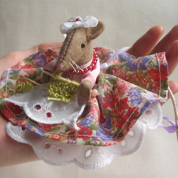 Little Miss Mouse 2" (5cm) - mouse sewing pattern - felt mouse - hand stitched toy - small gift