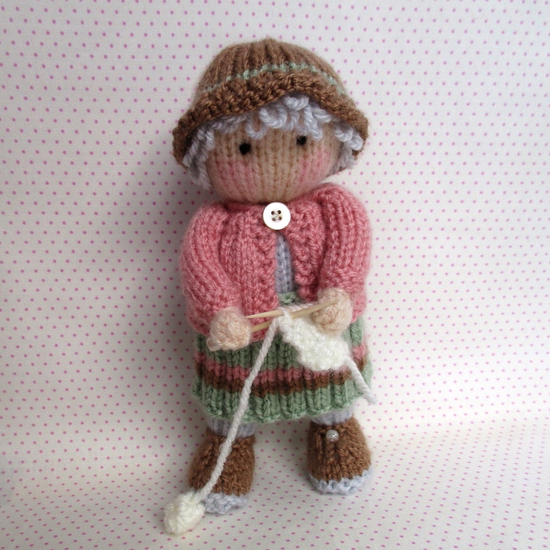 Perle de grand-mère 17 cm 7 po. modèle tricot pour petite poupée modèle pour grand-mère image 2