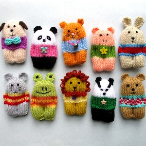 Peut inclure: Dix marionnettes à doigts en tricot représentant différents animaux, dont un chien, un panda, un chat, un cochon, un lapin, une souris, une grenouille, un lion, un blaireau et un ours. Chaque marionnette porte un pull en tricot coloré.