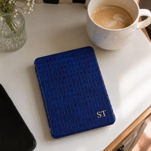 Custodia Kindle personalizzata in pelle con texture coccodrillo per Paperwhite 12a generazione da 7 pollici, cover in pelle con nome personalizzato e cinturino, custodia Kobo Libra da 7 pollici