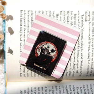 Skull Reader Magnetic Kindle Grip, MagSafe Kindle Grip, Kindle Holder, Kindle Accessories, Kobo Grip, Phone Grips, E-reader accessories