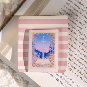 Floral Sword Magnetic Kindle Grip: Acrylic Resin Ereader Holder