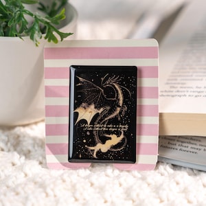 Dragon Fourth Wing Kindle Grip: Magnetic Acrylic Resin E-reader Holder