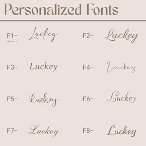 K&ouml;nnte beinhalten: Beige Grafik mit dem Text "Personalized Fonts" oben. Darunter sind acht Schriftarten, die jeweils das Wort "Luckey" in verschiedenen Schreib- und Druckstilen anzeigen. Die erste Schriftart ist mit "F1 (default)" gekennzeichnet.