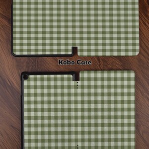 Puede incluir: Dos fundas para tabletas con un patr&oacute;n de cuadros verdes y blancos. La funda superior est&aacute; etiquetada como "Kobo Case" y la inferior como "Fire HD Case". Ambas fundas son negras y de forma rectangular.