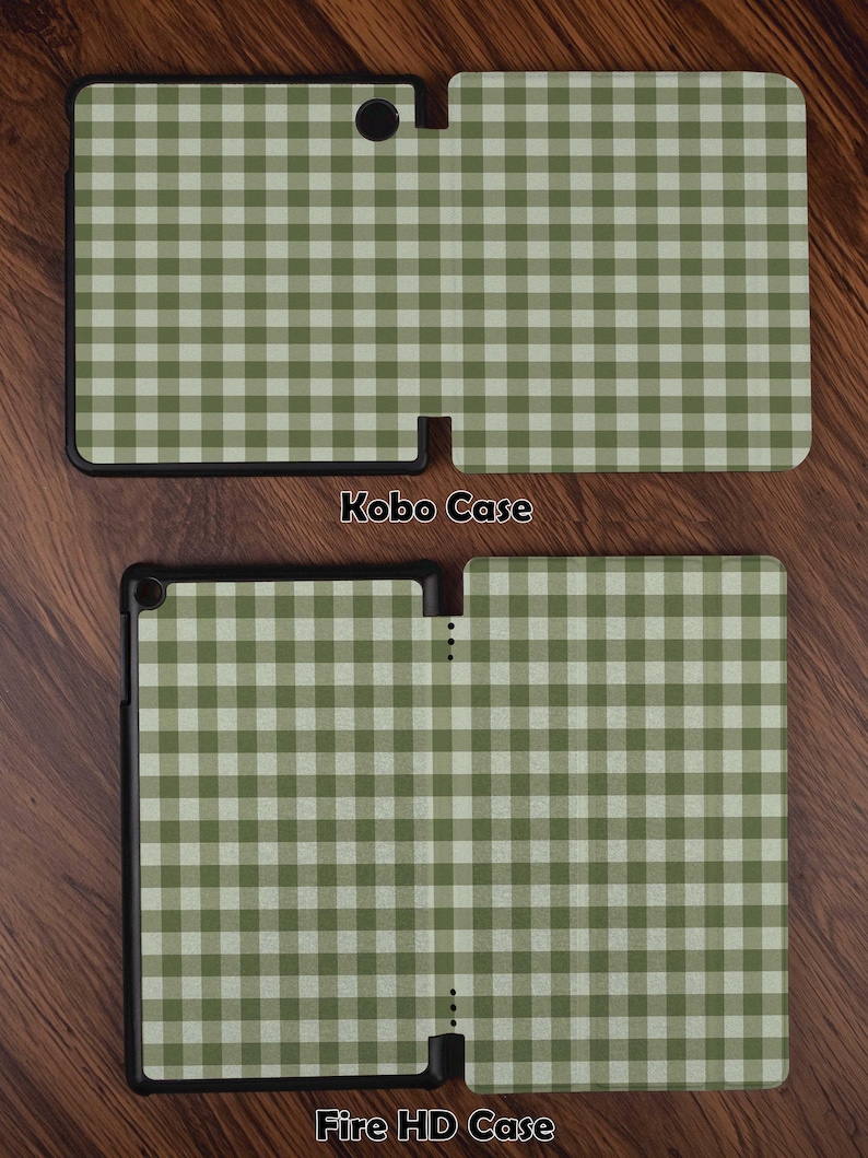 Puede incluir: Dos fundas para tabletas con un patr&oacute;n de cuadros verdes y blancos. La funda superior est&aacute; etiquetada como "Kobo Case" y la inferior como "Fire HD Case". Ambas fundas son negras y de forma rectangular.
