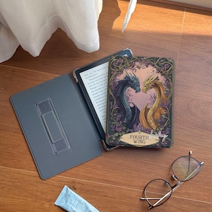 Dragon Kindle Paperwhite Cover: Fourth Wing Magnetic Case