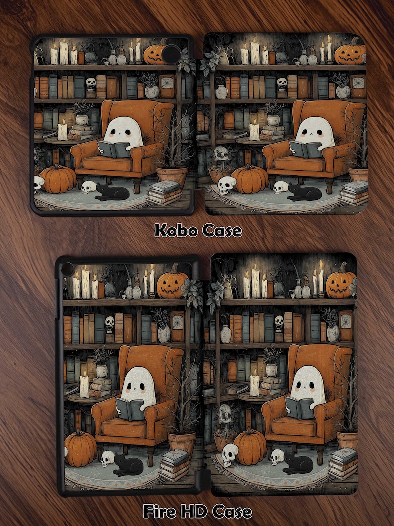 K&ouml;nnte beinhalten: Kobo- und Fire HD-H&uuml;llen mit einem Halloween-Motiv. Ein Geist liest in einem orangefarbenen Sessel vor einem B&uuml;cherregal, mit K&uuml;rbissen, Kerzen und Totenk&ouml;pfen. Die H&uuml;llen haben eine dunkle, Vintage-&Auml;sthetik mit dem Text "Kobo Case" und "Fire HD Case".