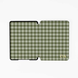 Puede incluir: Una funda para tableta con estampado de cuadros vichy verdes y blancos con borde negro. Las iniciales "CIA" est&aacute;n en dorado en la funda. El texto "LuckeyArtDesign" est&aacute; en la parte inferior.