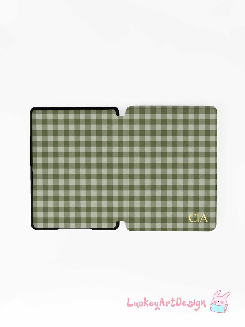 Puede incluir: Una funda para tableta con estampado de cuadros vichy verdes y blancos con borde negro. Las iniciales "CIA" est&aacute;n en dorado en la funda. El texto "LuckeyArtDesign" est&aacute; en la parte inferior.