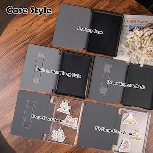 K&ouml;nnte beinhalten: Eine Auswahl an E-Reader-H&uuml;llen in verschiedenen Ausf&uuml;hrungen, darunter "No Strap Case", "Built-in Hand Strap Case" und "Strap+Magnetic Back". Die H&uuml;llen sind haupts&auml;chlich grau und schwarz, einige mit transparenten R&uuml;ckseiten und dekorativen Aufklebern. Der Text "Case Style" ist sichtbar.